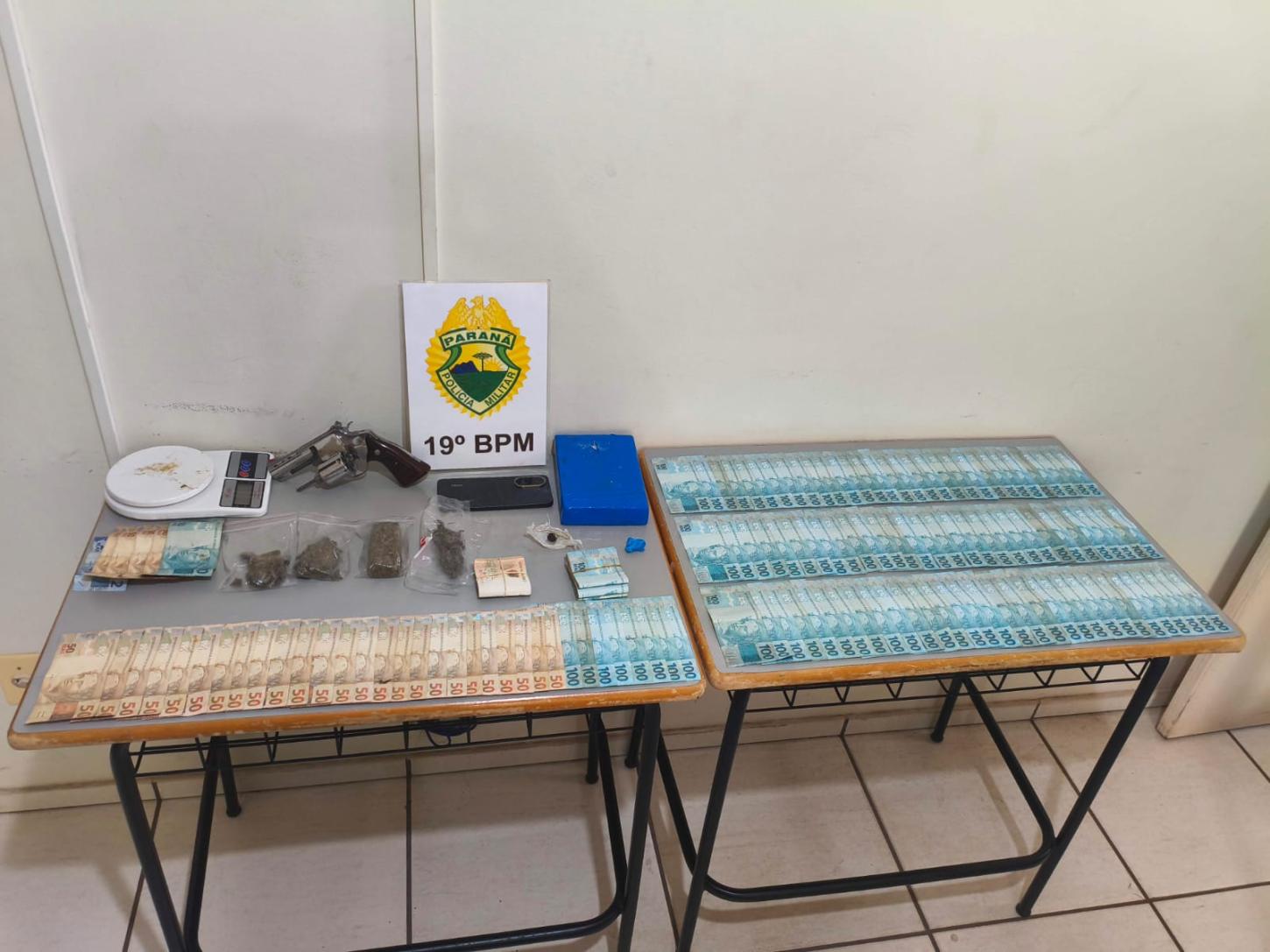  ABORDAGEM APÓS PEDIDO DE SOCORRO REVELA TRÁFICO DE DROGAS, DINHEIRO E ARMA