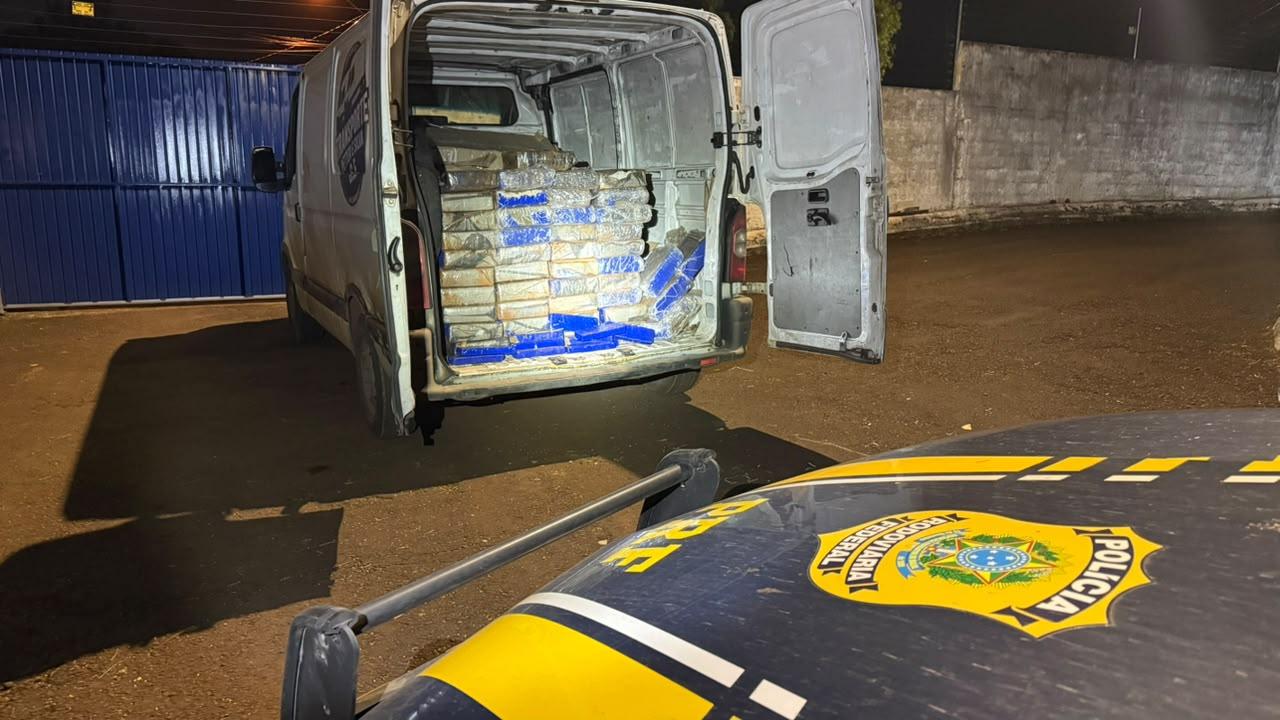 PRF apreende 350 quilos de maconha escondidos em carga de móveis em Cascavel (PR)