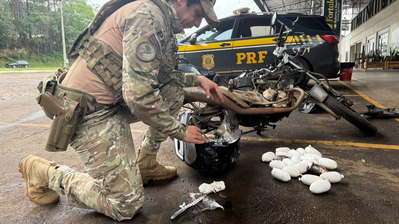 PRF apreende 5 kg e meio de haxixe escondidos em tanque de motocicleta em Laranjeiras do Sul (PR)