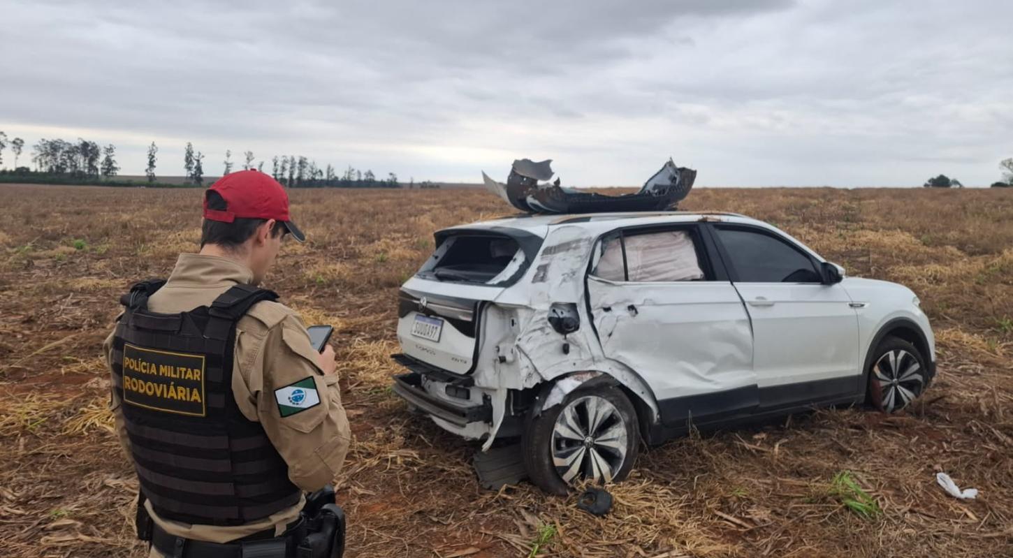 T-CROSS SAI DA PISTA, BATE EM POSTE E CAPOTA NA PR-364, EM TERRA ROXA