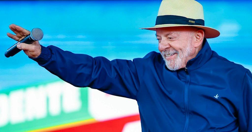 Lula é reeleito presidente do Brasil e derrota Flávio Bolsonaro no segundo turno