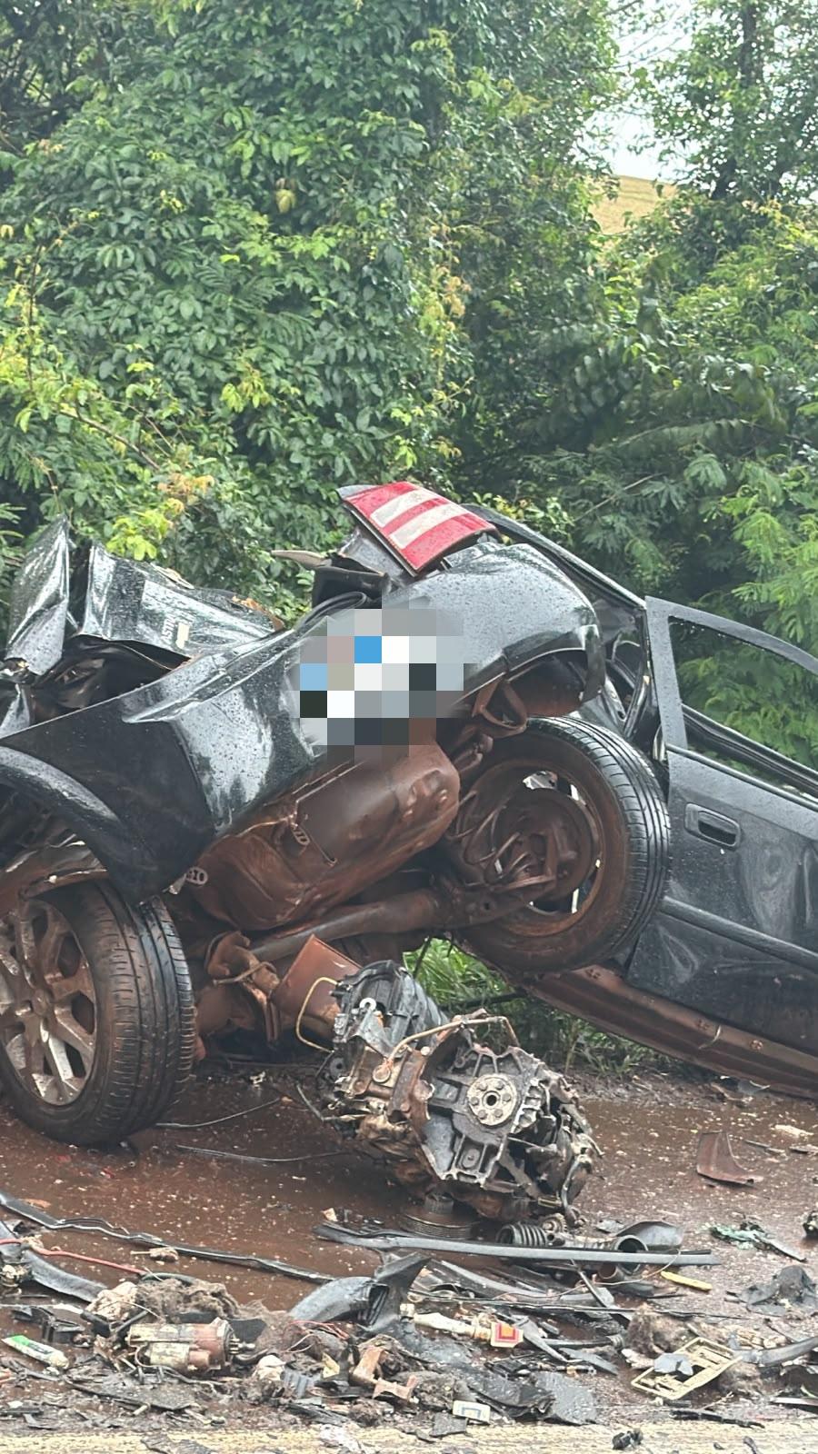 Mamborê (PR): Colisão frontal entre carro e bitrem carregado com álcool deixa um morto e um ferido na BR-369
