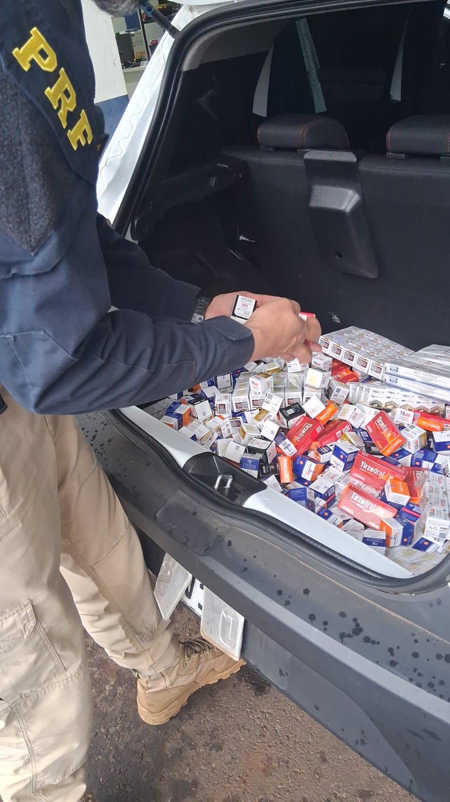 PRF apreende medicamentos estrangeiros em carro de escolta armada na BR-277, em Cascavel
