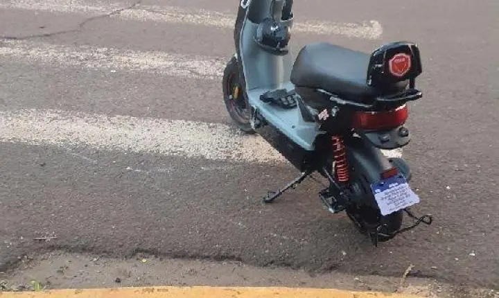 Adolescente fica ferido após colisão entre carro e motoneta elétrica no Centro de Toledo