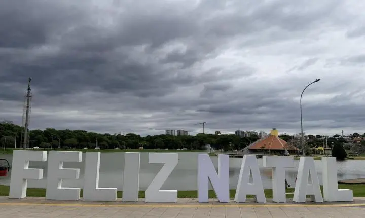 Decoração de Natal começa a transformar Toledo para a programação de fim de ano
