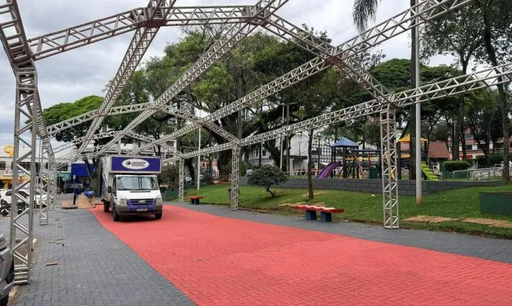 Decoração de Natal começa a transformar Toledo para a programação de fim de ano
