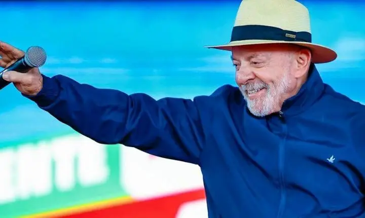 Lula é reeleito presidente do Brasil e derrota Flávio Bolsonaro no segundo turno