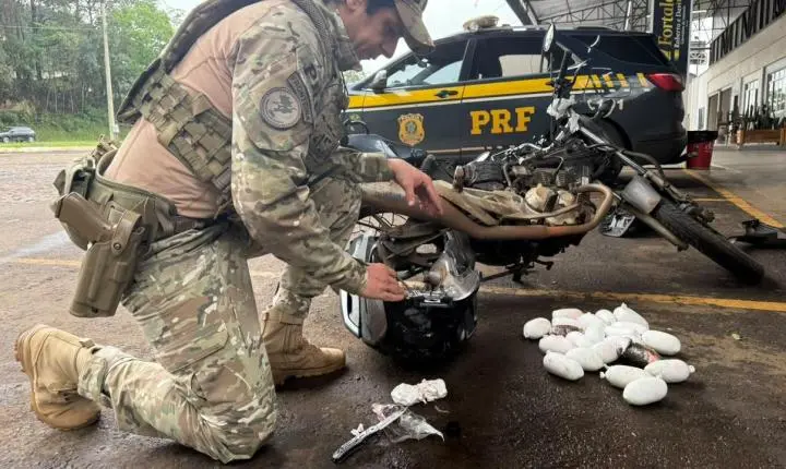 PRF apreende 5 kg e meio de haxixe escondidos em tanque de motocicleta em Laranjeiras do Sul (PR)