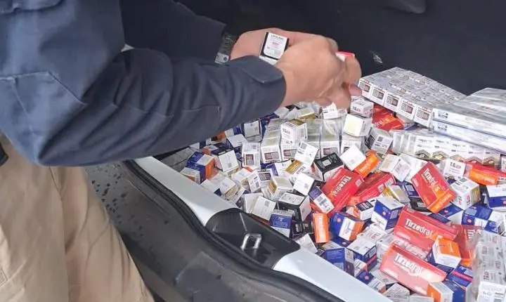 PRF apreende medicamentos estrangeiros em carro de escolta armada na BR-277, em Cascavel