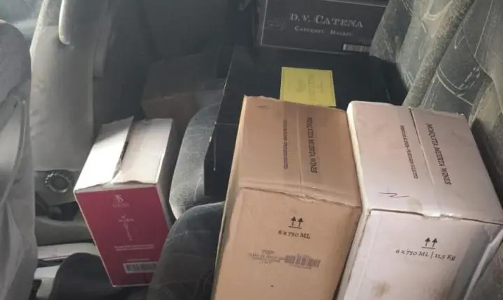 Quatro pessoas são abordadas com celulares escondidos e 42 garrafas de vinho em Toledo