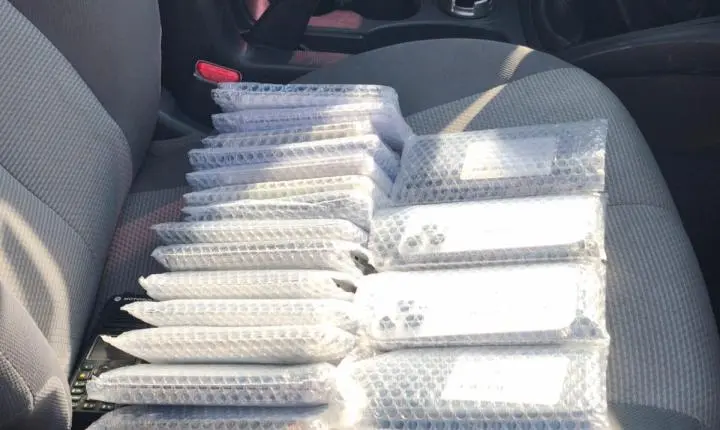 Quatro pessoas são abordadas com celulares escondidos e 42 garrafas de vinho em Toledo