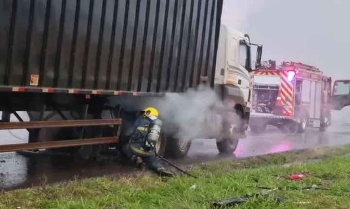 Raio atinge caminhão e pneu pega fogo na BR-467, entre Cascavel e Toledo
