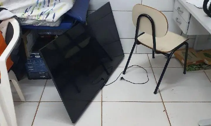 SUSPEITO INVADE ESCOLA, TENTA FUGIR PELO MURO E ACABA DETIDO