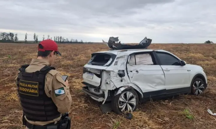 T-CROSS SAI DA PISTA, BATE EM POSTE E CAPOTA NA PR-364, EM TERRA ROXA