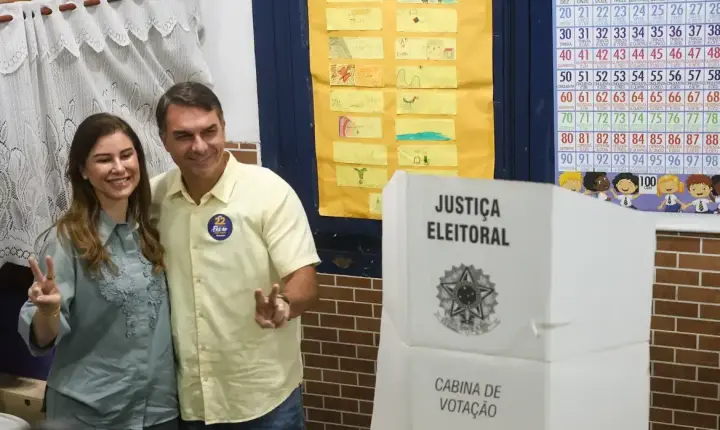 Flávio Bolsonaro aparece com 62,58% dos votos no Paraná, enquanto Lula soma 37,42%, aponta TSE